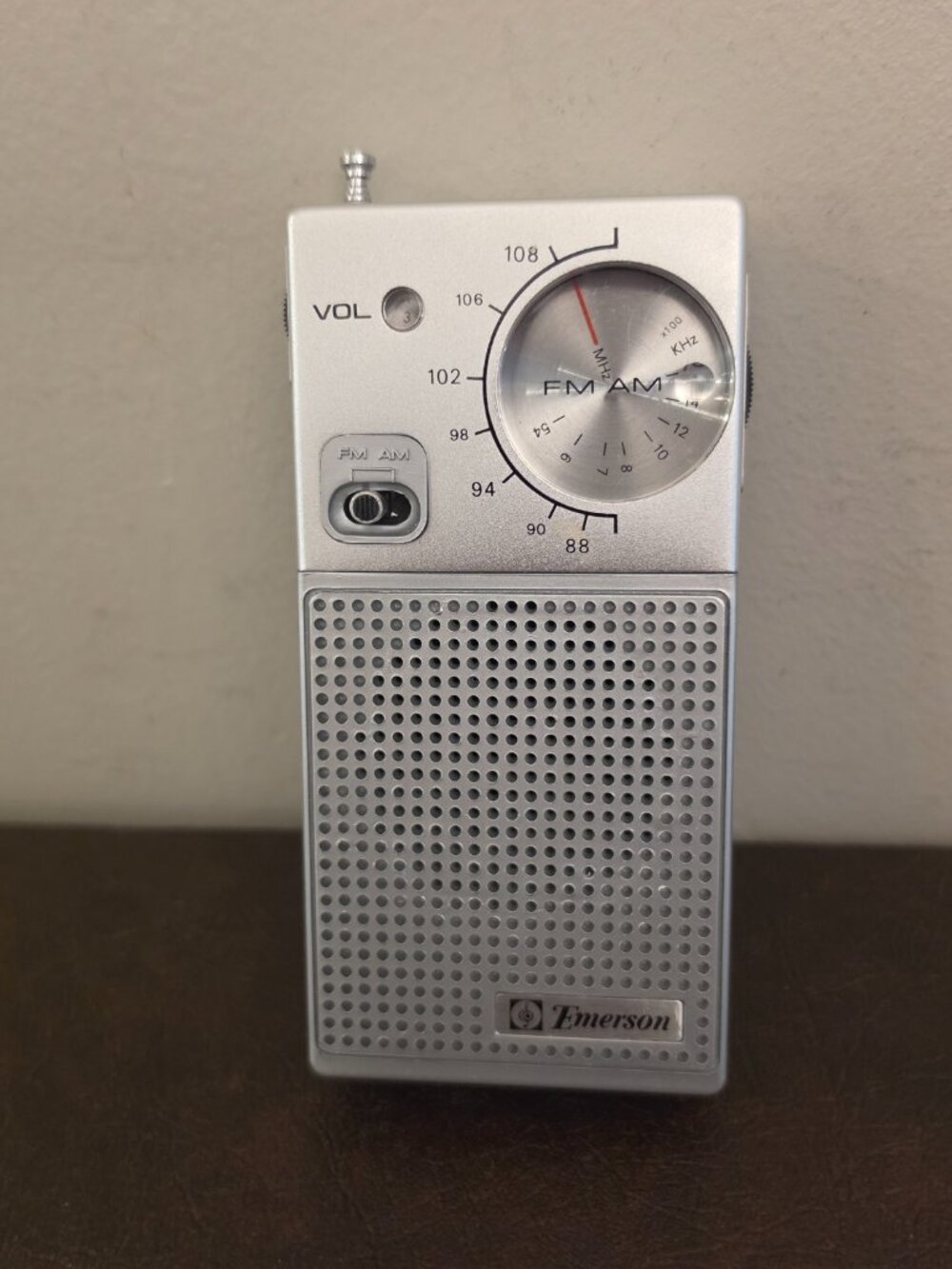 Emerson Portable AM/FM 9Volt (Model P3751B) is a vintage radio (